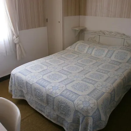 Hotel La Les Pins 2*
