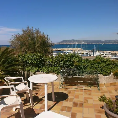 Hotel La Les Pins 2*